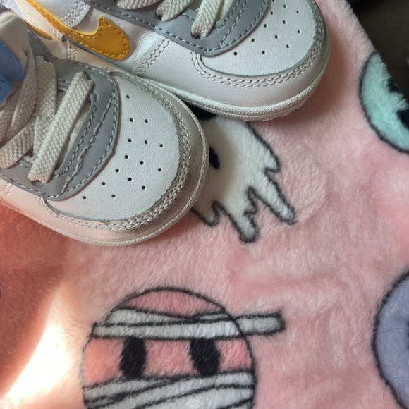 Nike Kids Shoes in White and Yellow - Picture 5 of 8